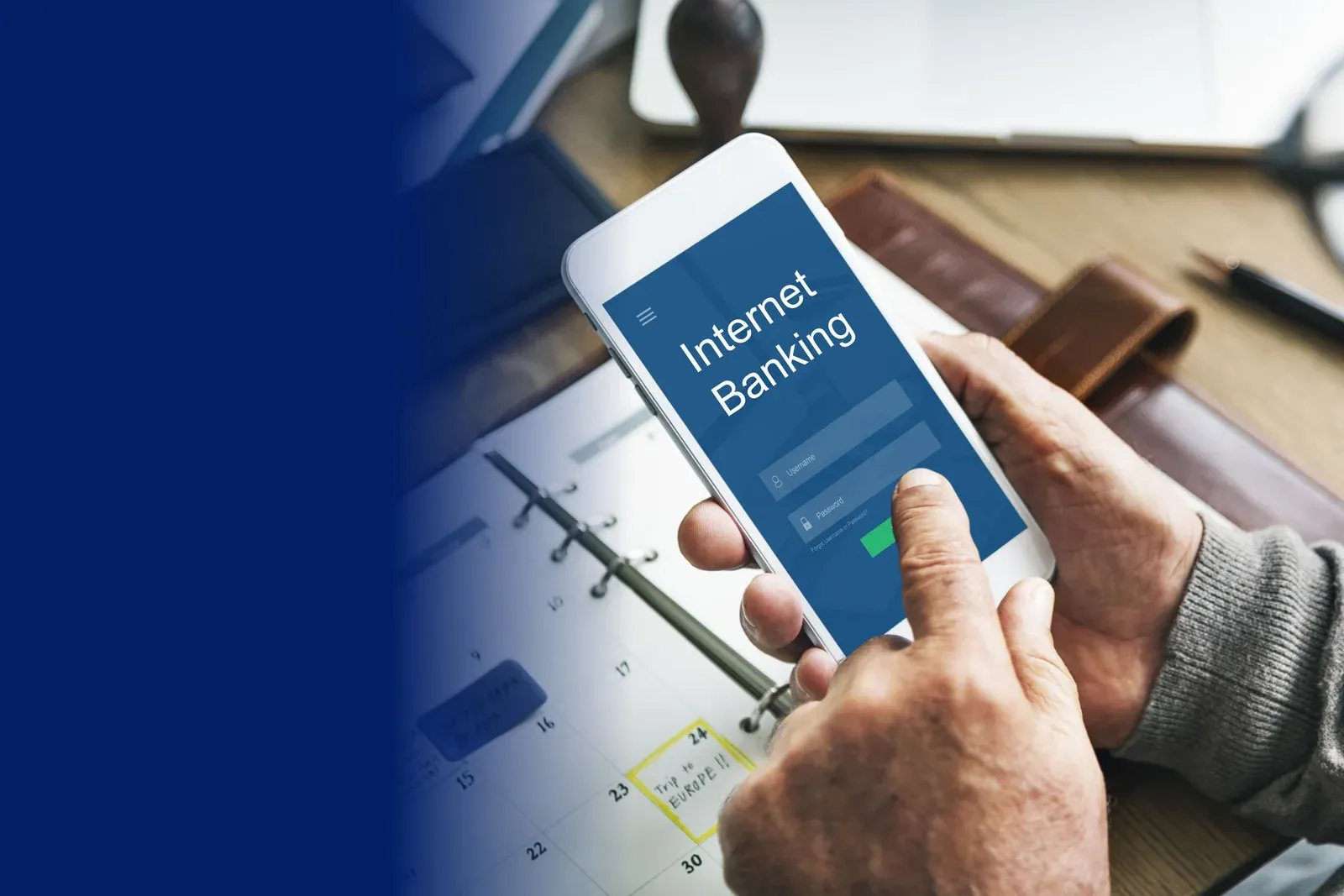 Cliente acessa o internet banking no smartphone com o chip como token de segurança