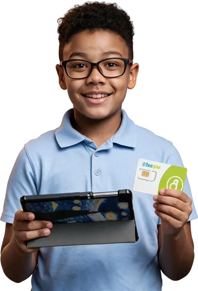 Estudante sorrindo com tablet e chip Beegow