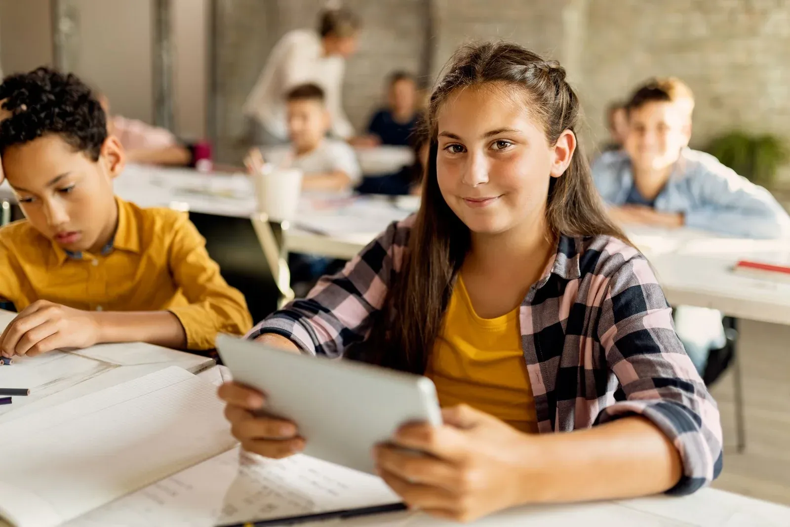 Estudantes em sala de aula conectados com segurança por tablet