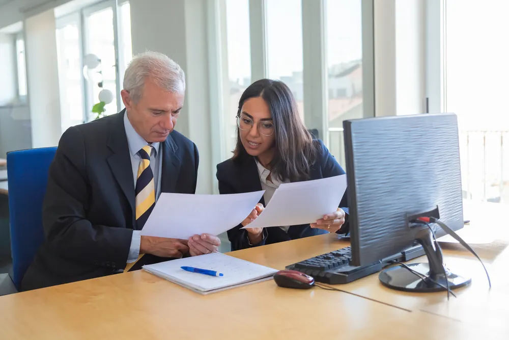 Executiva explicando contrato a cliente