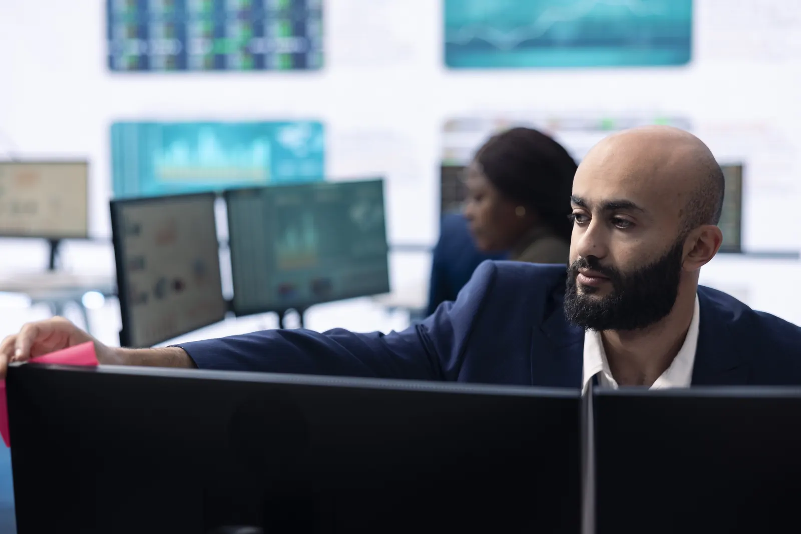 Gestor acompanhando a operação em sala de monitoramento