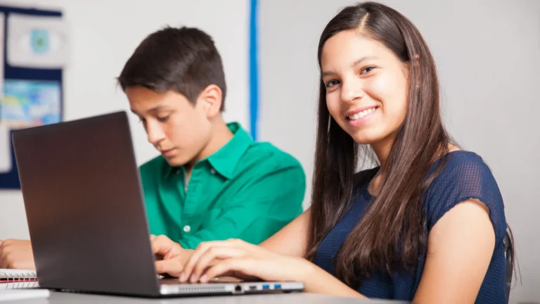 Estudantes em sala de aula: pesquisa Datafolha sobre o que os alunos esperam da educação em 2027